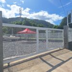 L'intégralité du parking est protégée par une clôture de plus de 2m de haut ainsi que d'un portail automatique.
