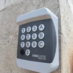 Un digicode de secours permet d'ouvrir le portail s'il n'y a pas de réseau GSM.