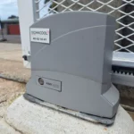 L'ouverture du portail se fait grâce à un appel depuis le téléphone portable des locataires.
